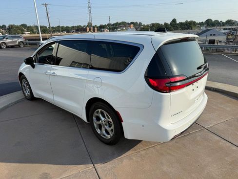 Used 2024 Chrysler Pacifica Limited FWD image 10