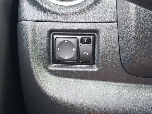 Used 2014 Nissan Versa SV FWD image 22