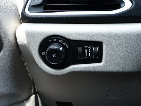Used 2024 Chrysler Pacifica Touring-L FWD image 15