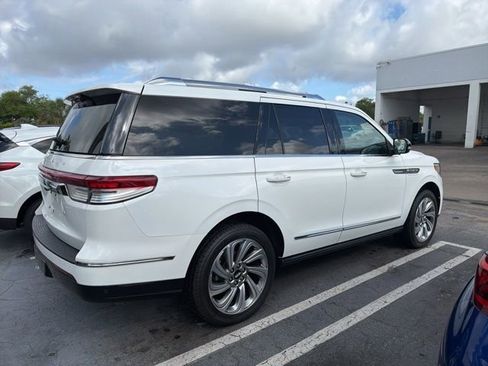 Used 2024 Lincoln Navigator Premiere AWD/4WD image 4