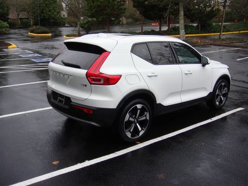 Used 2020 Volvo XC40 T5 Momentum w/ Protection Package Premier image 7