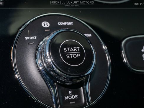 Used 2021 Bentley Bentayga Plug-In Hybrid AWD/4WD image 38