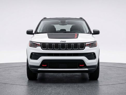 Used 2025 Jeep Compass Trailhawk image 2