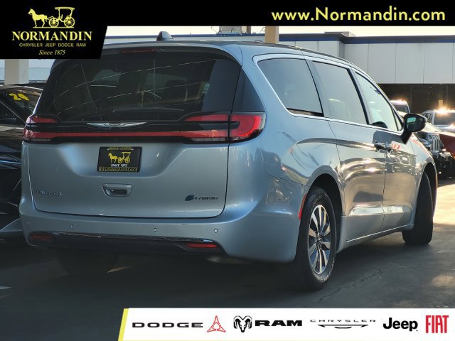 Used 2024 Chrysler Pacifica Limited FWD image 3