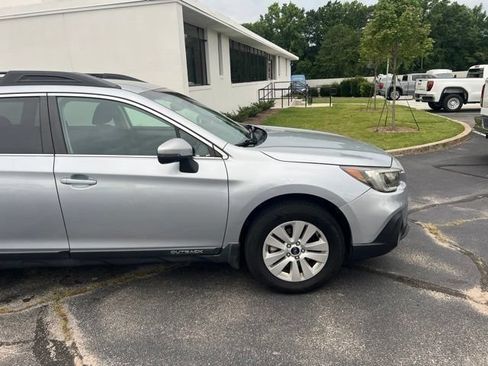 Used 2018 Subaru Outback 2.5i Premium AWD/4WD image 2