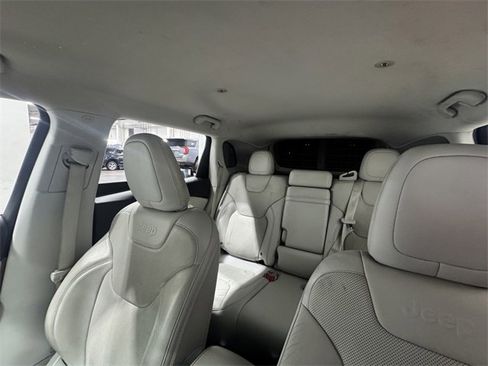 Used 2019 Jeep Cherokee Limited image 17