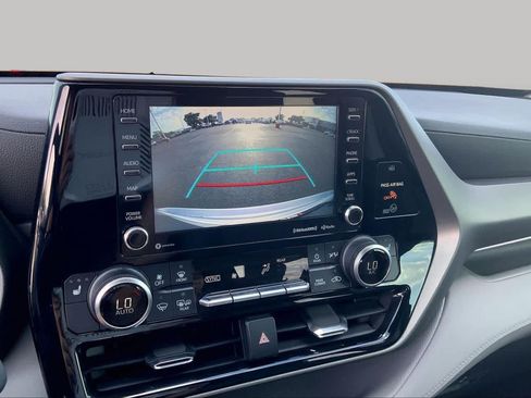 Used 2020 Toyota Highlander XLE FWD image 27