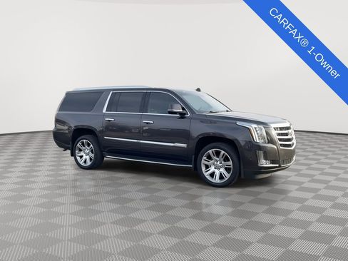 Used 2018 Cadillac Escalade ESV Luxury image 2
