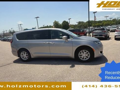 Used 2020 Chrysler Pacifica Touring FWD image 9
