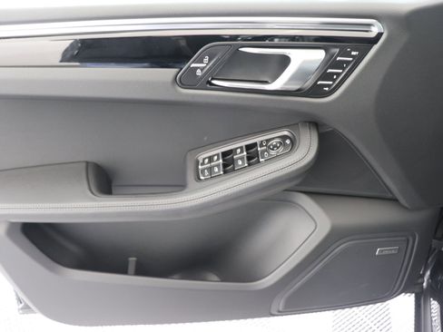 Used 2025 Porsche Macan image 24