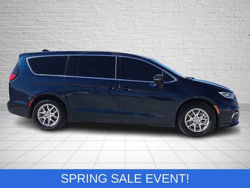 Used 2023 Chrysler Pacifica Touring-L image 5