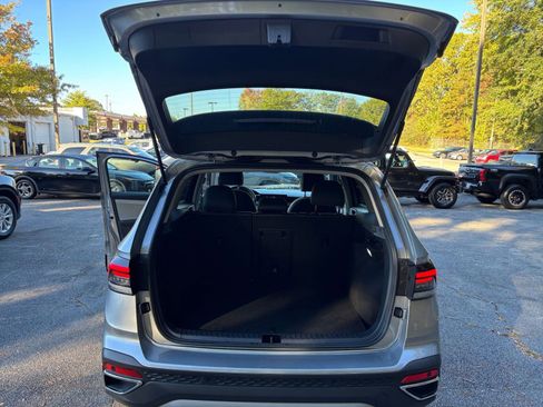 Used 2025 Volkswagen Taos SE image 31