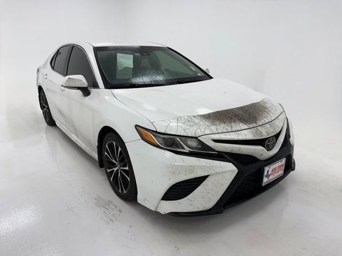 Used 2018 Toyota Camry SE image 2