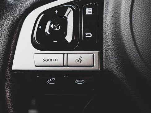 Used 2017 Subaru Outback 2.5i Touring AWD/4WD image 18