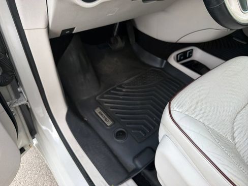 Used 2017 Chrysler Pacifica Limited FWD image 20