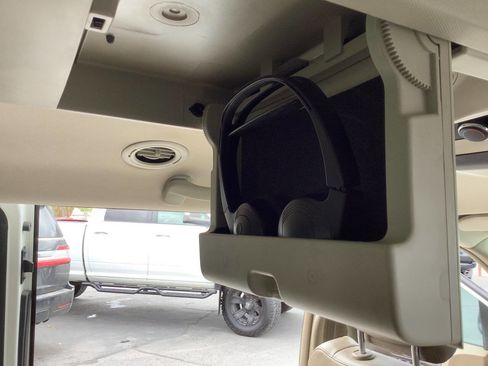 Used 2012 Chrysler Town & Country Limited image 38