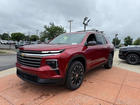 New 2026 Chevrolet Traverse LT w/ Sun and Wheel Package FWD image 3
