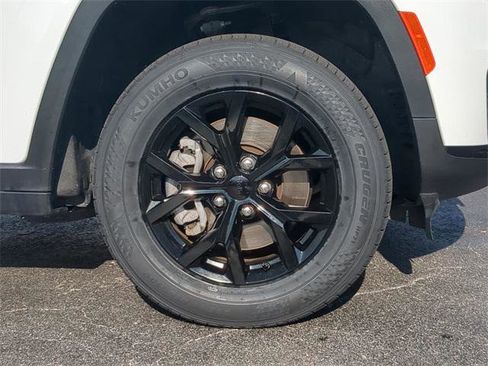 Certified 2024 Jeep Grand Cherokee L Laredo image 11