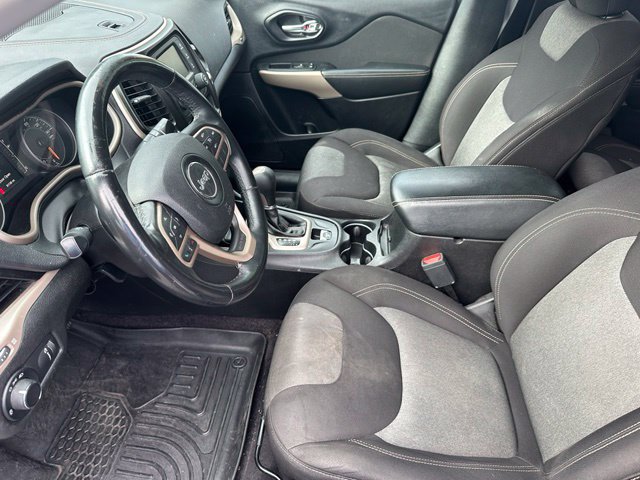 Used 2017 Jeep Cherokee Sport FWD image 12
