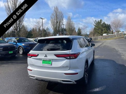Used 2023 Mitsubishi Outlander SE image 3