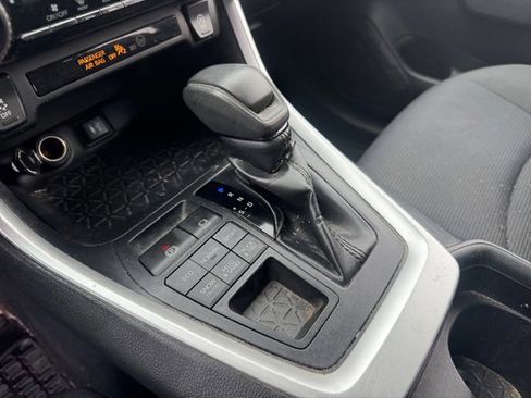 Used 2019 Toyota RAV4 LE w/ Carpet Mat Package image 29