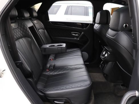 Used 2017 Bentley Bentayga image 32