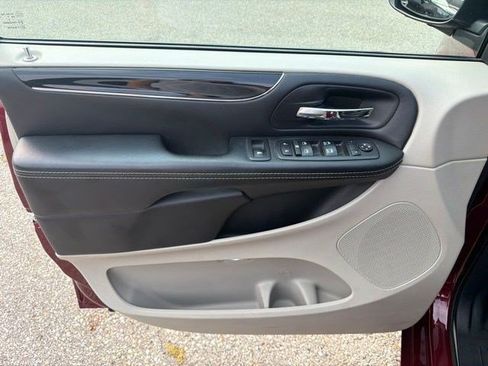 Used 2018 Dodge Grand Caravan SXT FWD image 11