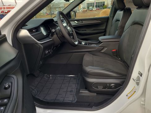 New 2025 Jeep Grand Cherokee Altitude image 19