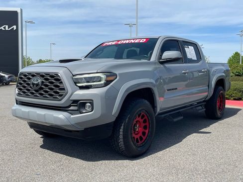 Used 2020 Toyota Tacoma TRD Sport w/ Technology Package RWD image 3
