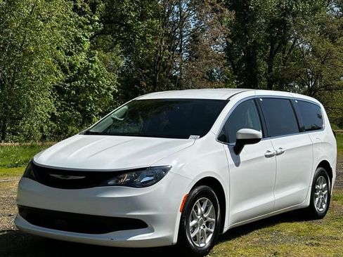 Used 2023 Chrysler Voyager LX FWD image 6