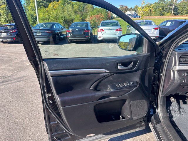 Used 2019 Toyota Highlander SE AWD/4WD image 18