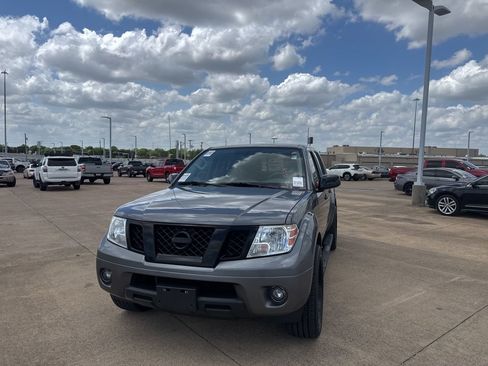 Used 2020 Nissan Frontier SV w/ Midnight Edition Floor Mats image 7
