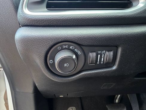Used 2023 Chrysler Pacifica Limited w/ Uconnect Theater Family Group AWD/4WD image 17