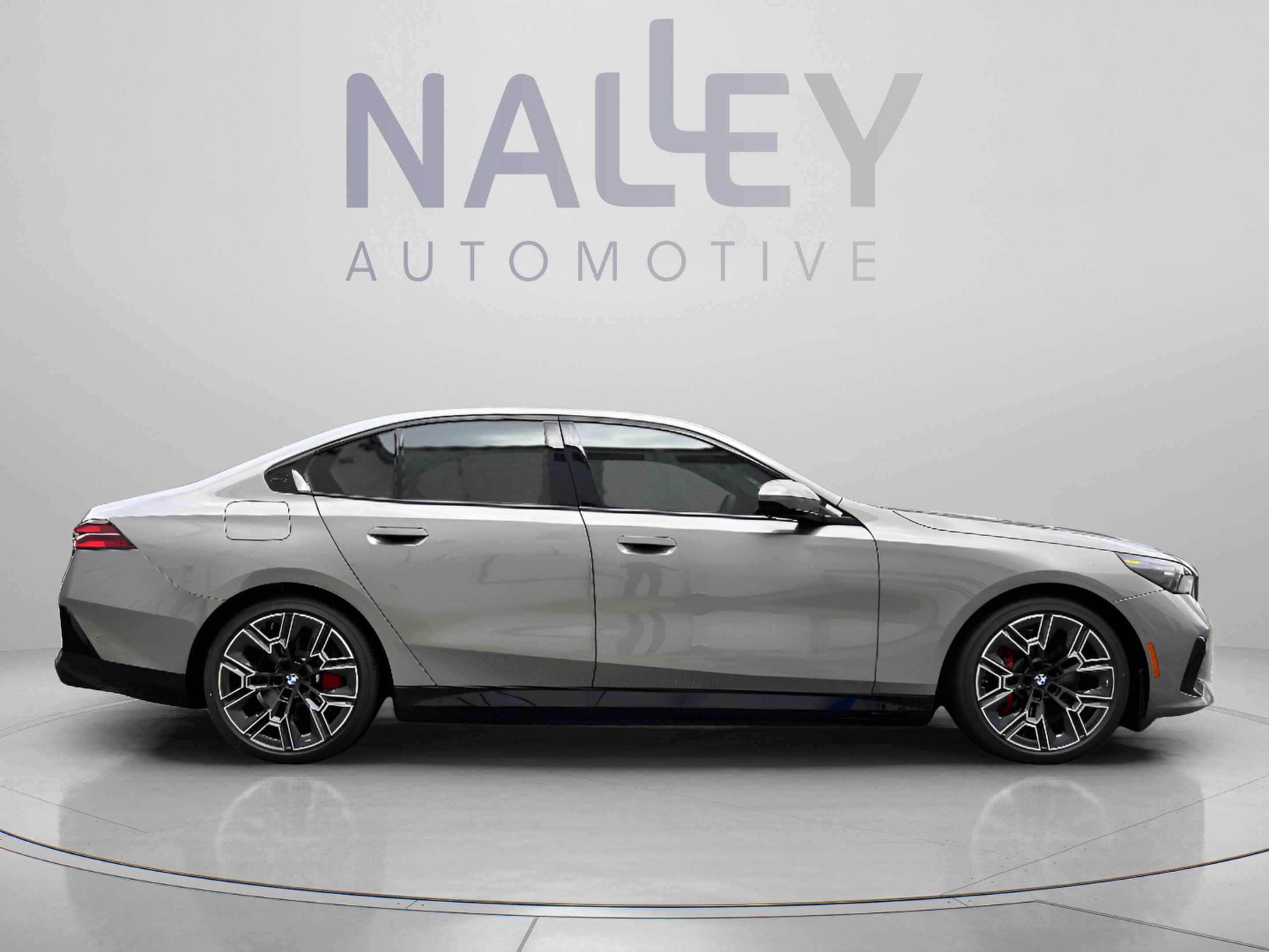 Used 2027 BMW i5 eDrive40 w/ M Sport Package RWD image 4