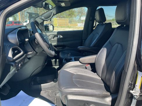 Used 2025 Chrysler Pacifica Select FWD image 8