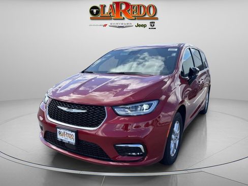 New 2026 Chrysler Pacifica Select image 3