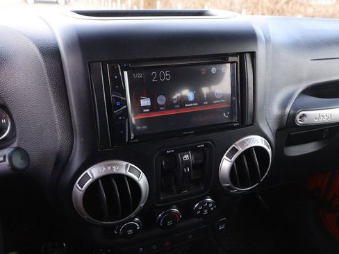 Used 2018 Jeep Wrangler Unlimited Sahara w/ Connectivity Group image 14