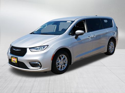 Used 2023 Chrysler Pacifica Touring-L FWD image 3