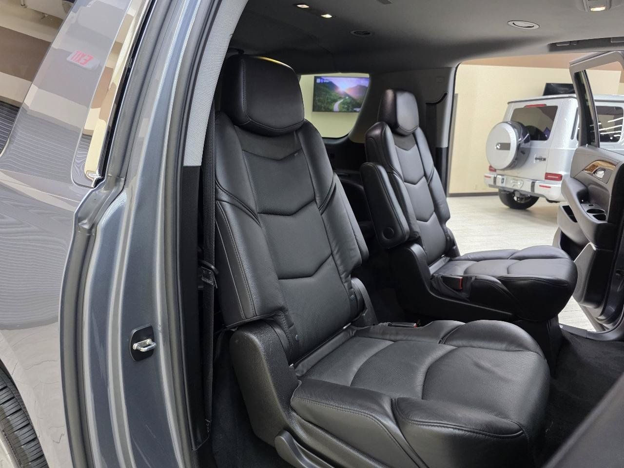 Used 2018 Cadillac Escalade ESV Luxury RWD image 24