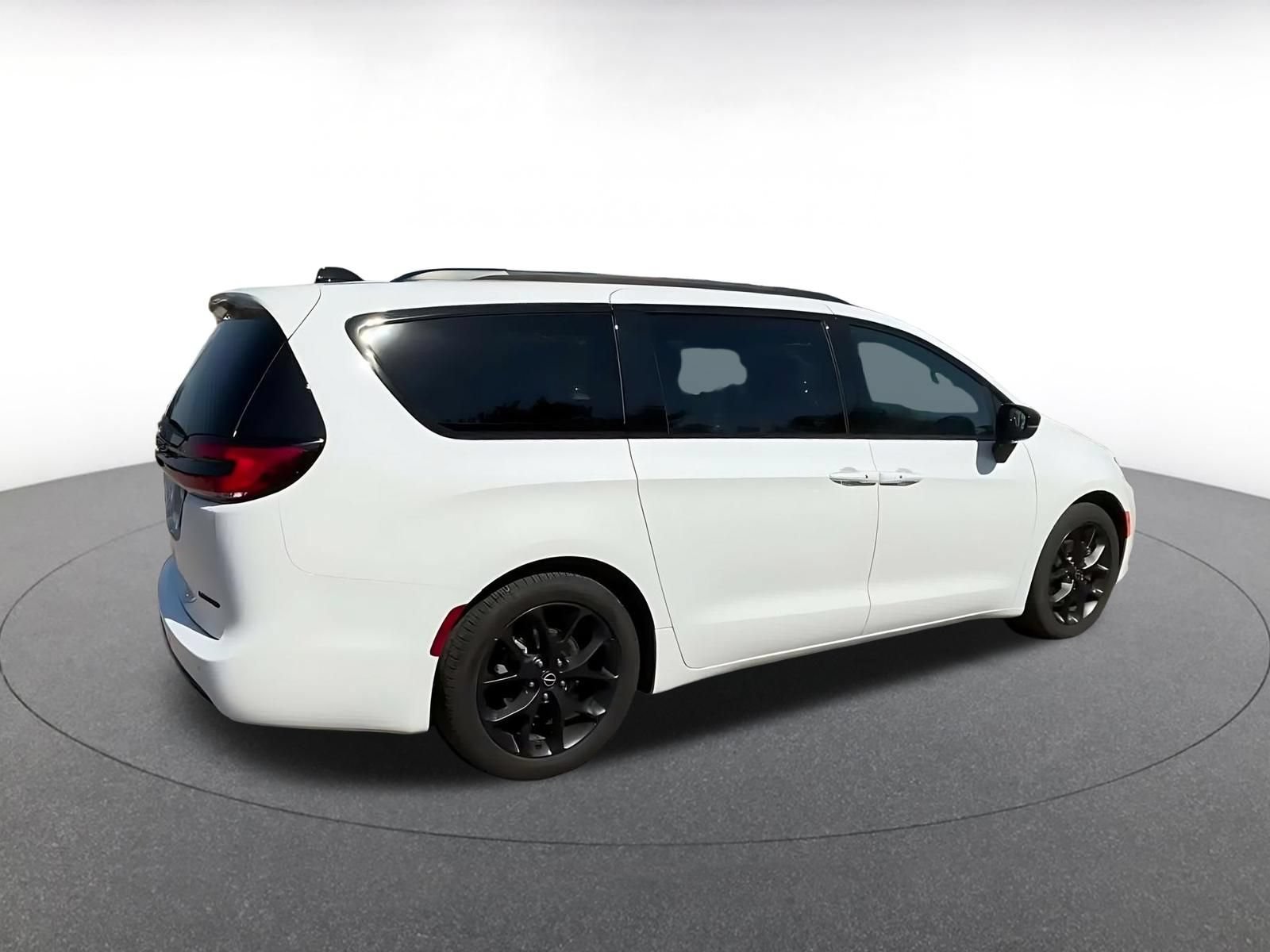 Used 2025 Chrysler Pacifica Limited FWD image 14