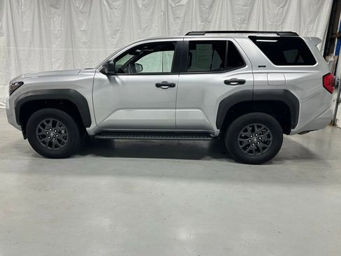 Used 2025 Toyota 4Runner SR5 AWD/4WD image 4