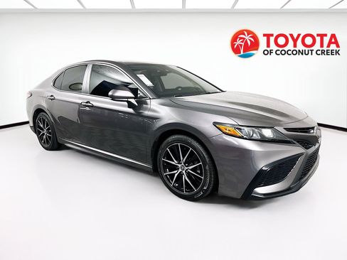 Used 2021 Toyota Camry SE image 1