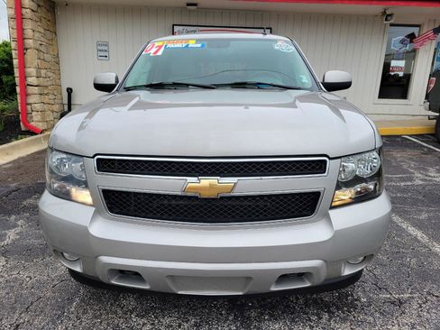 Used 2007 Chevrolet Suburban LT w/ LT Preferred Equipment Group AWD/4WD image 2