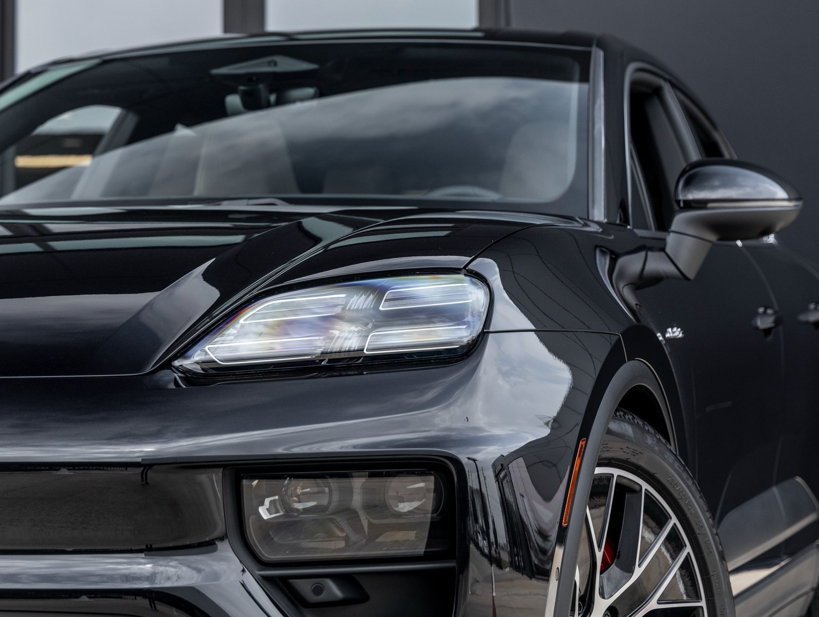 Certified 2025 Porsche Macan 4S Electric AWD/4WD image 18