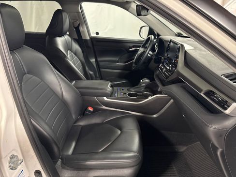 Used 2021 Toyota Highlander XLE AWD/4WD image 26