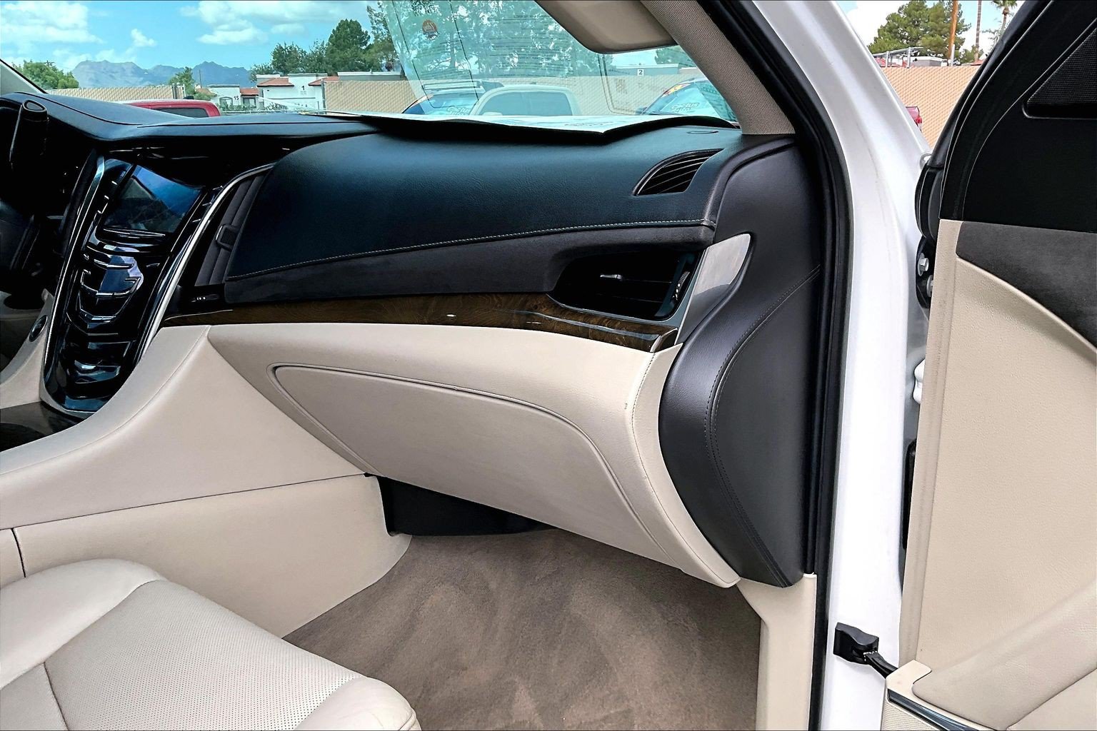 Used 2018 Cadillac Escalade Luxury AWD/4WD image 15