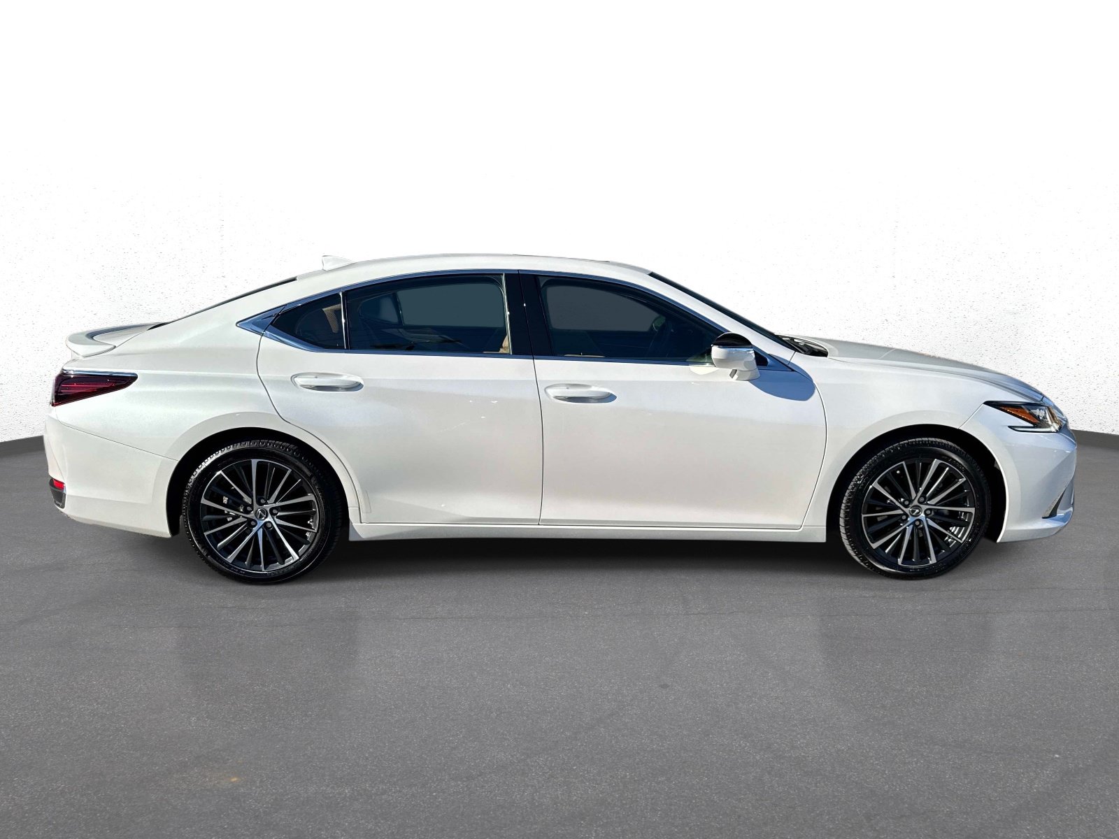 Used 2024 Lexus ES 300h w/ Premium Package FWD image 2