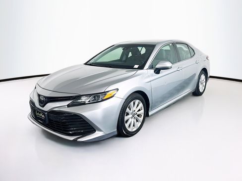 Used 2018 Toyota Camry LE image 3