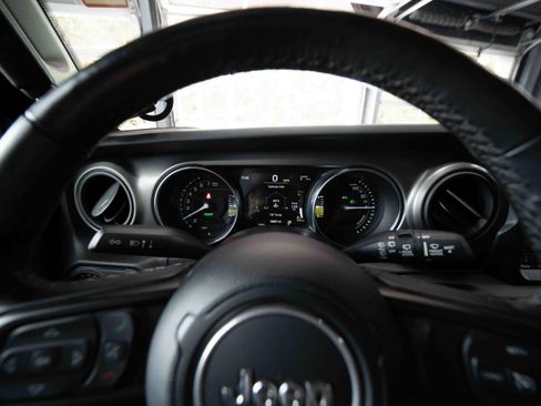 Used 2023 Jeep Wrangler Unlimited w/ Sun & Screen Package AWD/4WD image 15