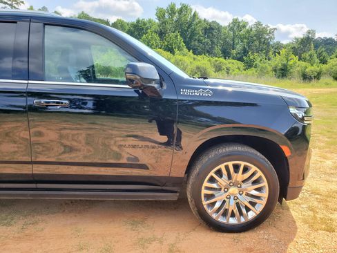 Used 2023 Chevrolet Suburban High Country AWD/4WD image 14